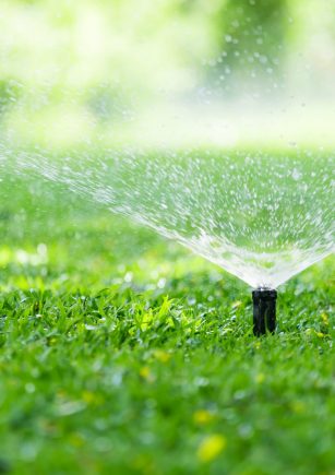 automatic-garden-lawn-sprinkler-in-action-watering-grass